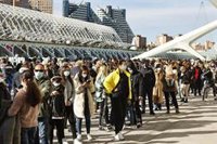 Largas colas para la vacunación sin cita horas antes de la entrada en vigor del pasaporte covid