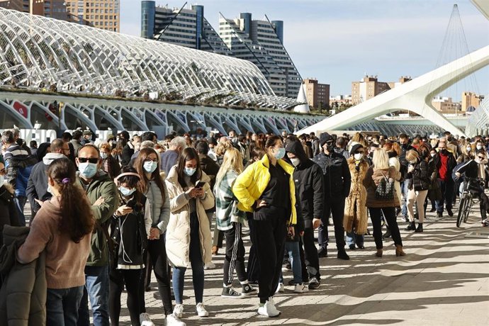 El punto de vacunación sin cita contra la covid habilitado junto al Museo de las Ciencias de Valncia registra largas colas de ciudadanos
