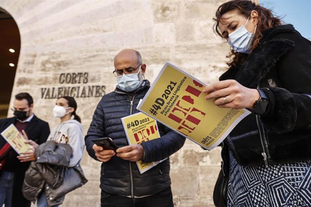 Entidades civiles y sindicatos se concentran frente a Les Corts y presentan el informe anual de denuncias de vulneraciones de los derechos lingüísticos de los valencianohablantes