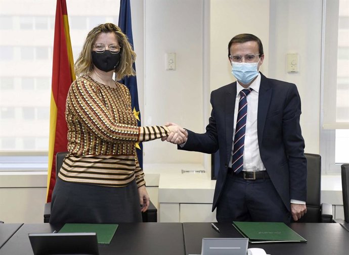 La presidenta de Adif y el presidente de la Diptuación de Badajoz firman un convenio