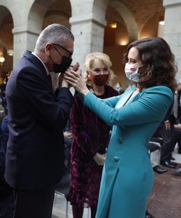 El ex presidente de la Comunidad de Madrid Alberto Ruiz-Gallardón saluda a la presidenta actual Isabel Díaz Ayuso, en presencia de la expresidenta regional Esperanza Aguirre.