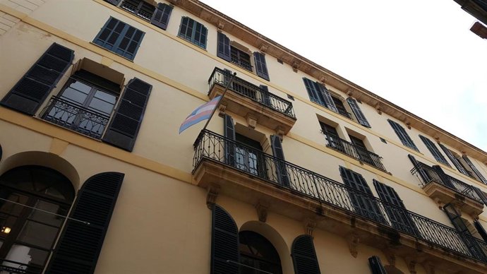 Archivo - Bandera Trans en el centre Flassaders, en 2017.