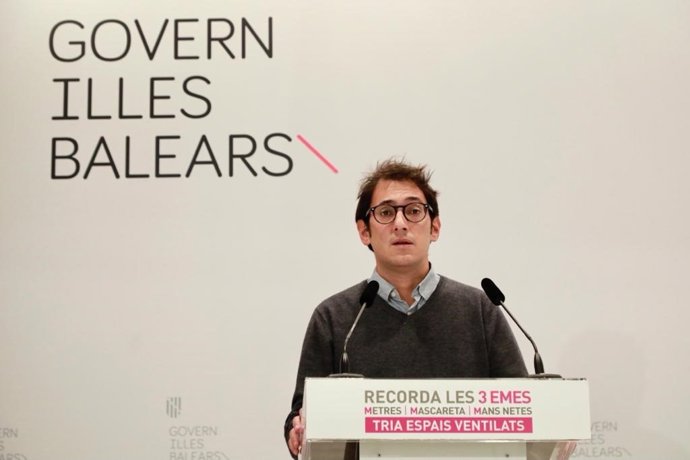 El portavoz del Govern y conseller de Modelo Económico, Turismo y Trabajo, Iago Negueruela, en una rueda prensa en el Consolat de Mar.