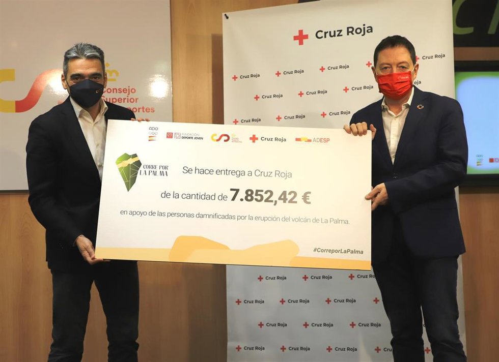 La FDJ entrega a Cruz Roja cerca de 8.000 euros recaudados en la carrera 'Corre por La Palma'.