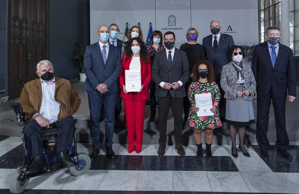 El presidente de la Junta, Juanma Moreno, preside la firma del acuerdo por la garantía de la sostenibilidad y mejora de la atención a la discapacidad en Andalucía