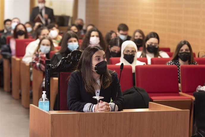 Simulación de un juicio en el aula judicial de la UMU