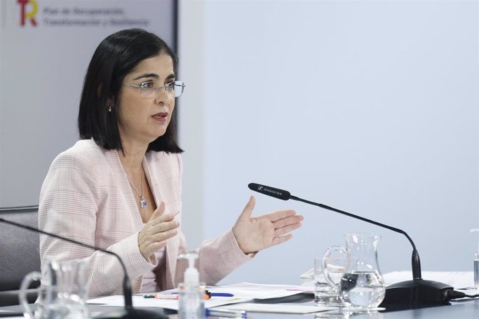 La ministra de Sanidad, Carolina Darias, en una rueda de prensa posterior al Consejo de Ministros, en el Complejo de La Moncloa, a 3 de diciembre de 2021, en Madrid (España).