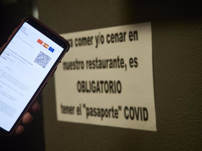 Una persona muestra su certificado de vacunación contra el Covid-19, a 27 de noviembre de 2021, en Pamplona, Navarra (España). El pasaporte Covid se convierte en requisito para entrar a determinados y eventos en Navarra desde este sábado. La medida esta