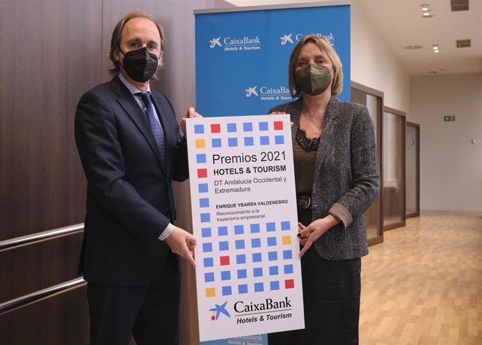 Enrique Ybarra recibe el premio CaixaBank Hotels & Tourism a la trayectoria en Andalucía Occidental y Extremadura