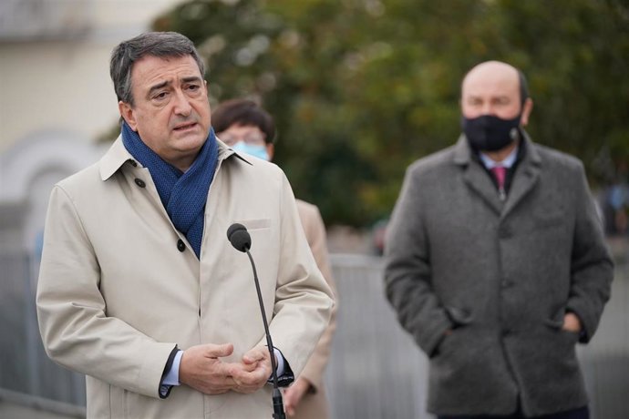 El portavoz del PNV en el Congreso de los Diputados, Aitor Esteban, junto al presidente del EBB del PNV, Andoni Ortuzar, en la estación de tren de Vitoria-Gasteiz,