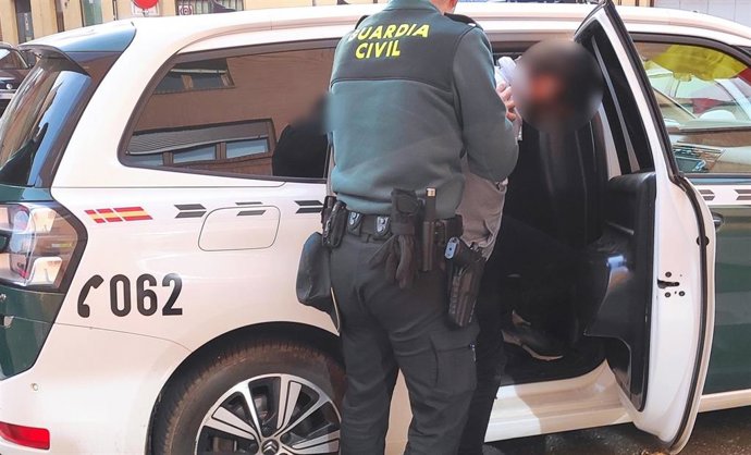 Traslado de uno de los dos hombre detenidos por la agresión a la menor.
