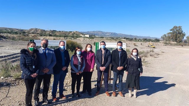 La consejera de Agricultura de la Junta de Andalucía visita las obras de restauración del Río Aguas.