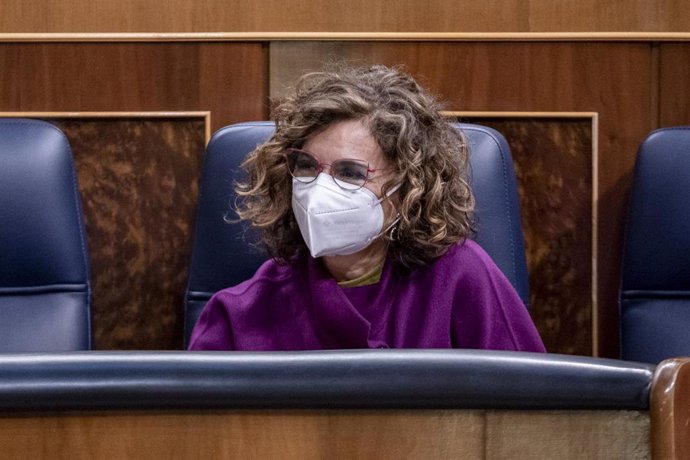 La ministra de Hacienda, María Jesús Montero, en una sesión plenaria en el Congreso de los Diputados, a 2 de diciembre de 2021, en Madrid (España). El Pleno del Congreso vota este jueves tres decretos leyes que incluyen el nuevo impuesto sobre la plusva