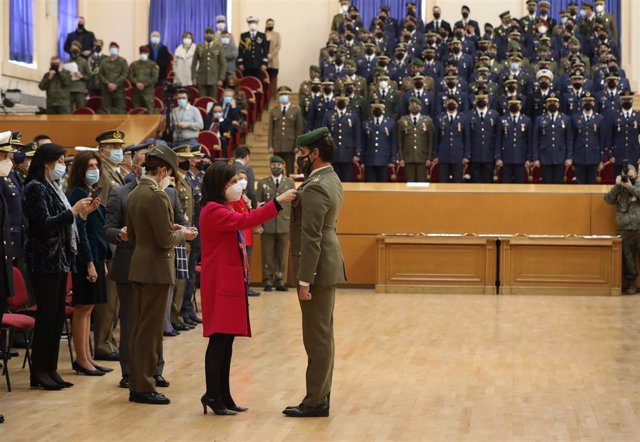 La ministra de Defensa, Margarita Robles, entrega a un militar una  condecoración con motivo de su participación en la operación de evacuación de Afganistán