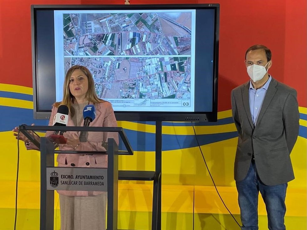 La presidenta de la Diputación, Irene García, y el alcalde de Sanlúcar, Víctor Mora.