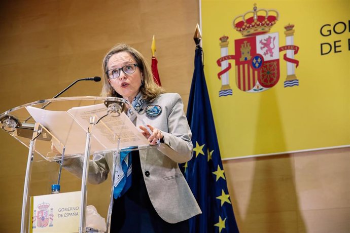 La vicepresidenta primera del Gobierno y ministra de Asuntos Económicos y Transformación Digital, Nadia Calviño, ofrece una rueda de prensa en el Ministerio de Economía, a 2 de diciembre de 2021, en Madrid (España). La comparecencia se produce tras part