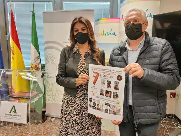 La delegada territorial de Turismo, Nuria Rodríguez, y el alcalde de Benarrabá, Silvestre Barroso, informan del VII Concurso de Cortadores de Jamón con seis participantes nacionales
