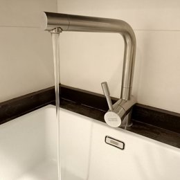 Agua manando de un grifo
