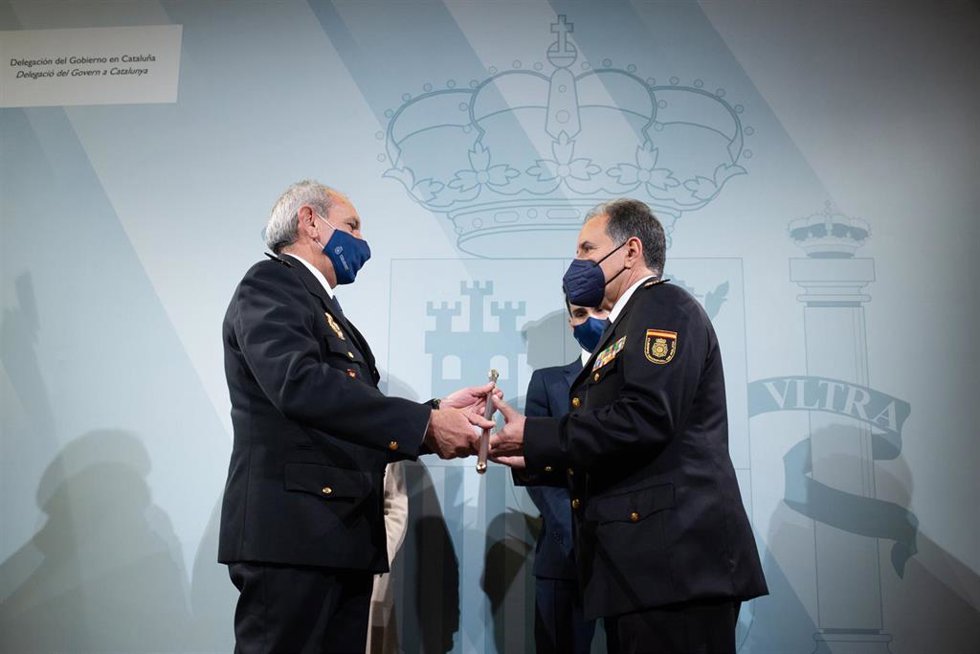 El director adjunto operativo de la Policía Nacional, José Ángel González Jiménez entrega el bastón de mando al comisario principal Luis Fernando Pascual como jefe superior de Catalunya, en el acto de la toma de posesión