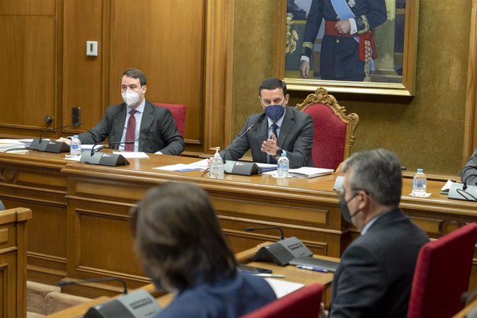 El presidente de la Diputación, Javier Aureliano García, interviene en el pleno de presupuestos