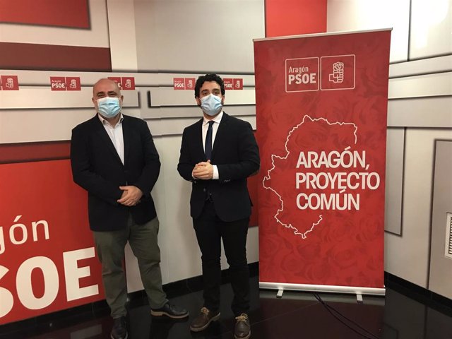 El secretario de Organización del PSOE Aragón, Darío Villagrasa, y el diputado socialista por Zaragoza en el Congreso de los Diputados, Pau Marí-Klose