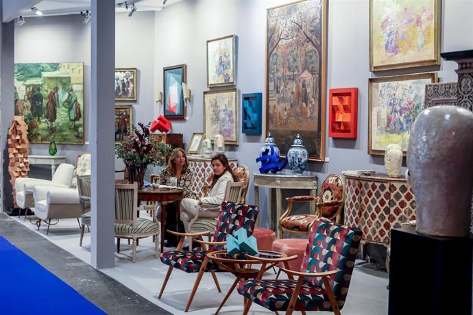Dos mujeres en la Feria de Antigüedades y Galerías de Arte, Feriarte en el recinto de Ifema en Madrid, a 14 de noviembre de 2021, en Madrid (España). La decorativa central de la feria es el Modernismo con un recorrido del que formarán parte las propias 