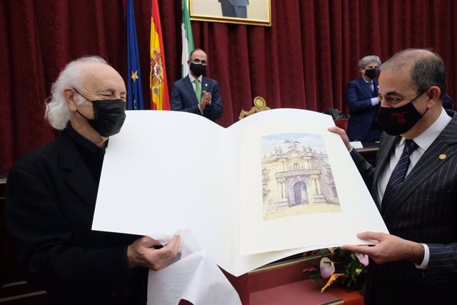 El rector de la US, Miguel Ángel Castro, entrega una lámina de la fachada del Rectorado al cantautor Amancio Prada en el Paraninfo.