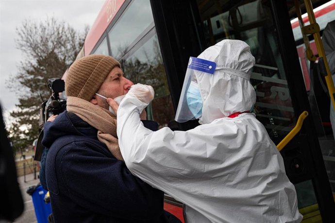 Archivo - Prueba de coronavirus en Eslovaquia
