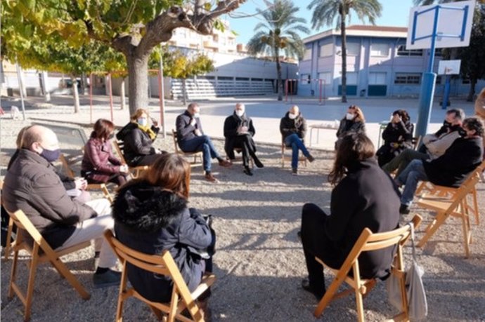 El conseller de Educación, Josep Gonzlez-Cambray, reunido con las direcciones de los centros de Alcanar (Tarragona)