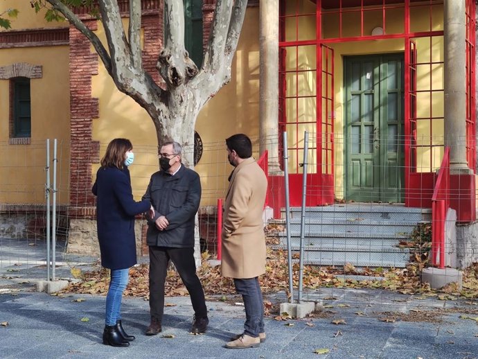 La portavoz del grupo municipal del PSOE, Lola Ranera, y otros concejals soicalistas en la Casa del Director de la antigua Azucarera del Arrabal