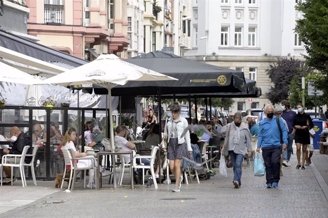 Archivo - Varias personas en la terraza de un bar, a 18 de septiembre de 2021, en A Coruña, Galicia (España). La hostelería ha sido el sector con mayor volumen de concursos de acreedores