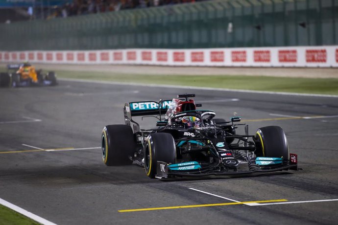 44 HAMILTON Lewis (gbr), Mercedes AMG F1 GP W12 E Performance, action during the Formula 1 Ooredoo Qatar Grand Prix 2021, 20th round of the 2021 FIA Formula One World Championship from November 19 to 21, 2021 on the Losail International Circuit, in Lusa