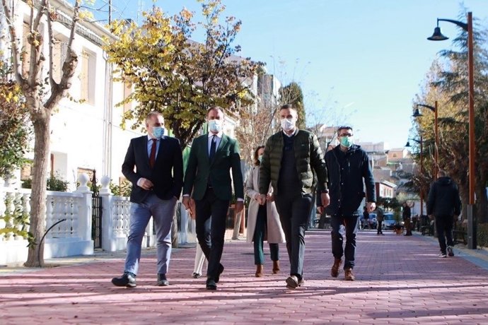 El consejero de Presidencia, Turismo y Deportes recorre el Camino del Huerto, renovado con el Plan de Obras de la Comunidad, junto con el director general de Administración Local, el alcalde y concejales de Caravaca de la Cruz