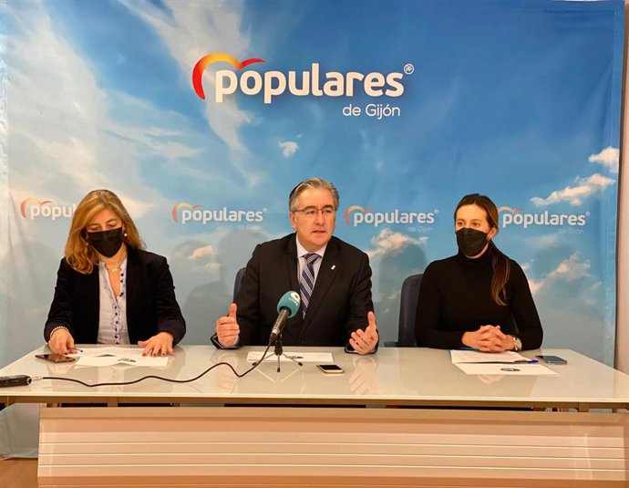 El presidente del PP gijonés, Pablo González, la portavoz municipal del PP en Gijón, Ángela Pumariega, y la consejera de esta formación en Divertia, Teresa Sánchez, ex gerente con Foro del teatro Jovellanos