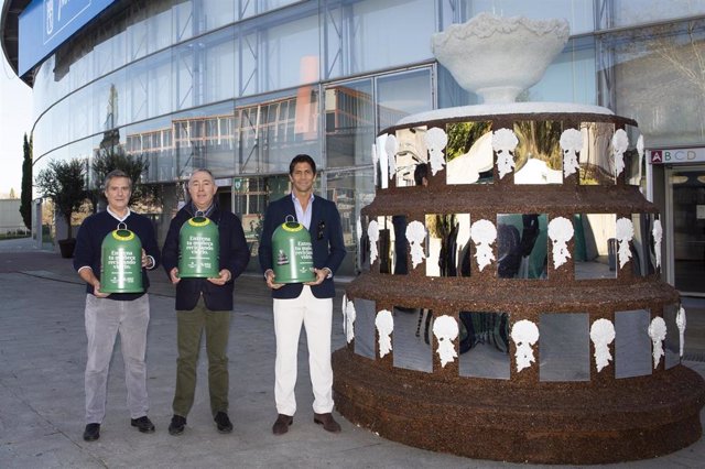 Una escultura de la 'Ensaladera' de vidrio reciclado homenajea a la Copa Davis más sostenible.