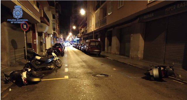 Imagen de motos tiradas en el suelo en Palma por actos vandálicos.