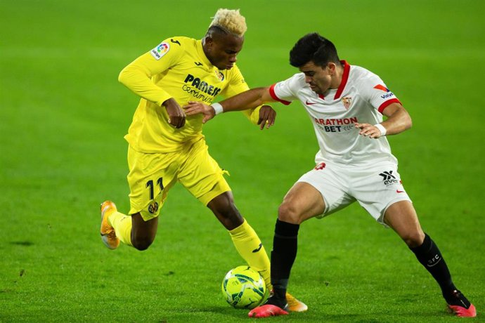 Archivo - Samu Chukwueze y Marcos Acuña pelean por un balón en el Sevilla-Villarreal de LaLiga Santander 2020-2021
