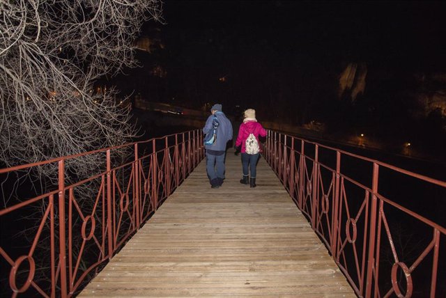 Varias personas caminan por el puente de San Pablo, a 2 de diciembre de 2021, en Cuenca, Castilla La-Mancha (España). El puente de San Pablo de Cuenca vuelve a ser transitable desde este jueves, al igual que la calle Canónigos que da acceso a las Casas Co