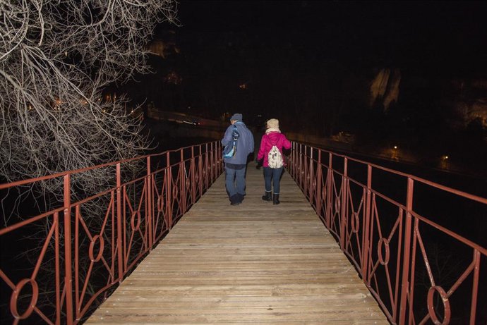 Varias personas caminan por el puente de San Pablo, a 2 de diciembre de 2021, en Cuenca, Castilla La-Mancha (España). El puente de San Pablo de Cuenca vuelve a ser transitable desde este jueves, al igual que la calle Canónigos que da acceso a las Casas 