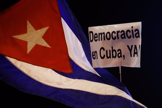Una pancarta a favor de Cuba en una concentración de apoyo a las marchas que se están celebrando en Cuba contra las políticas del Gobierno de Miguel Díaz-Canel, a 15 de noviembre de 2021, en Madrid, (España). Dirigentes de PP y Vox asisten a esta concen