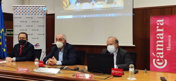 El director provincial de Ibercaja, Jesús Beamonte, el presidente de la Cámara, Manuel Rodríguez, y el catedrático de Análisis Económico de la Universidad de Zaragoza, Marcos Sanso.