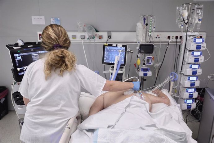 Una enfermera realiza una ecografía a una paciente en la UCI del Hospital Enfermera Isabel Zendal