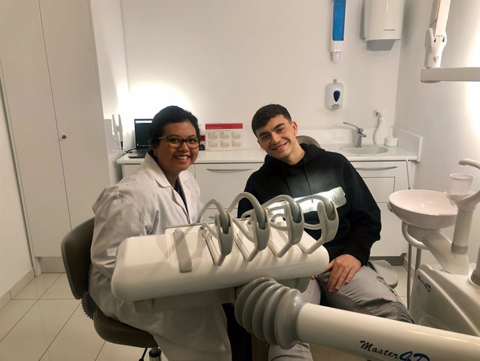 El futbolista del FC Barcelona Pedri con Ana, trabajadora con discapacidad inelectual en Institutos Odontológicos, fruto de una campaña de concienciación