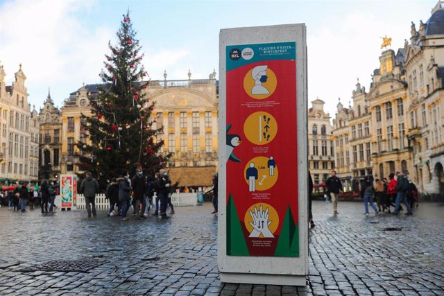 Cartel de medidas contra el coronavirus en la Grand Place de Bruselas