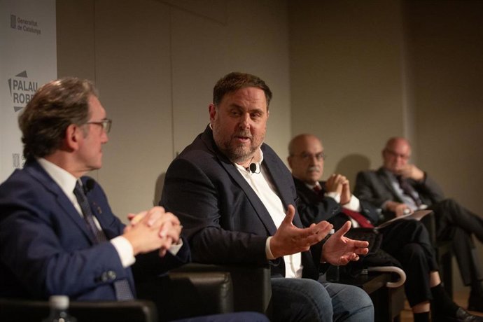 El exconseller de Economía y presidente de ERC, Oriol Junqueras, participa en una mesa redonda sobre La infrafinanciación de Catalunya, en el Palau Robert, a 10 de noviembre de 2021, en Barcelona, Cataluña (España). Durante el acto, organizado por el 