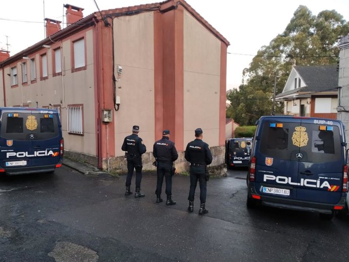 Agentes de la Policía Nacional durante la operación