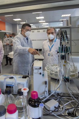 Archivo - El presidente del Comité Europeo de las Regiones, Apostolos Tzitzikostas (i), conversa con un trabajador durante su visita al laboratorio de aguas depuradas de Canal de Isabel II, a 25 de junio de 2021, en Majadahonda, Madrid (España). La visi