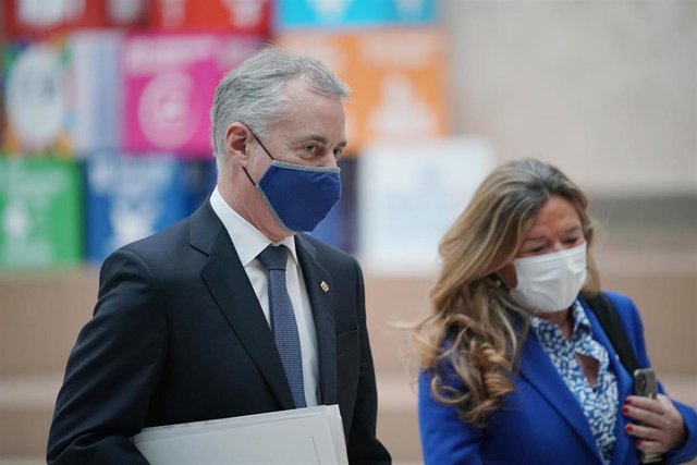 El Lehendakari, Iñigo Urkullu, y la consejera de Salud, Gotzone Sagardui, antes de entrar a la reunión del LABI, en Vitoria