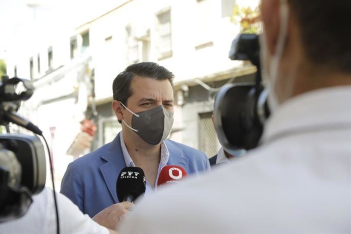 Archivo - El alcalde de Córdoba, José María Bellido (PP), atiende a los periodistas,en una imagen de archivo.