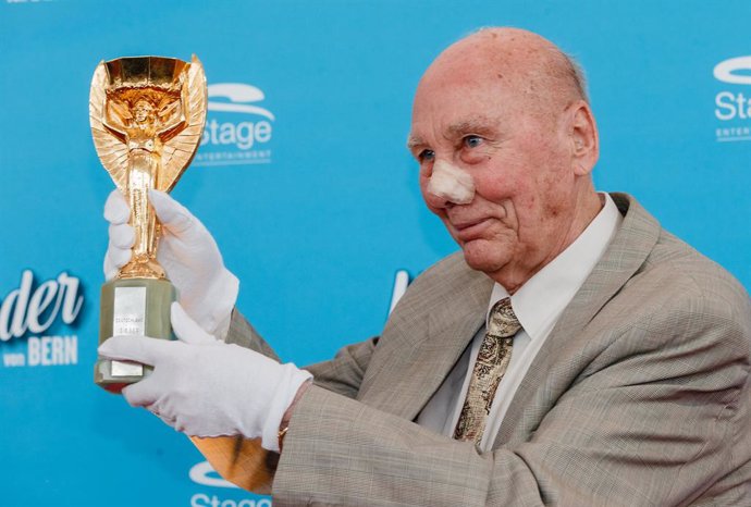 Archivo - FILED - 12 May 2015, Hamburg: Horst Eckel, a member of Germany's 1954 World Cup-winning soccer team, holds the original 1954 World Cup trophy during an event in Hamburg. Eckel, the last surviving member of West Germany's 1954 World Cup-winning
